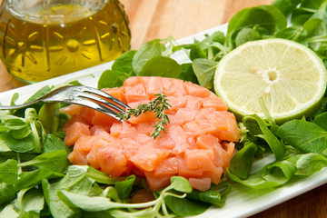 tartara di salmone con insalatina