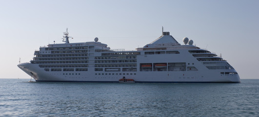 Fototapeta na wymiar Cruise liner
