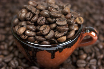 Taza de café con granos de café