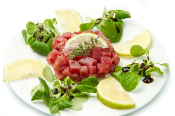 tartara di tonno con insalatina e aceto balsamico