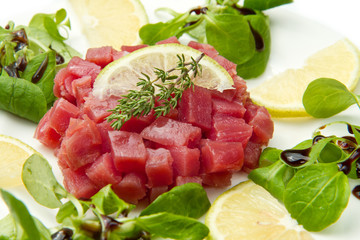 tartara di tonno con insalatina e aceto balsamico