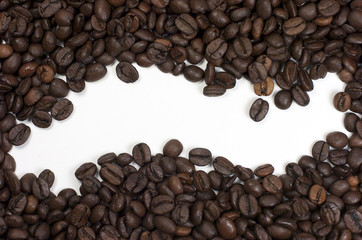 Marco, granos de café, fondo blanco