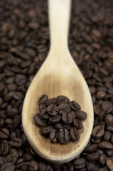 Granos de café, cuchara de madera