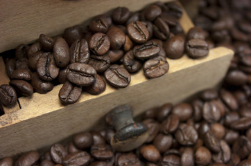 Cajón, granos de café, molinillo