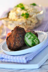 Frikadellen mit Nudelsalat