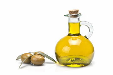 Aceite de oliva virgen en una aceitera clásica.