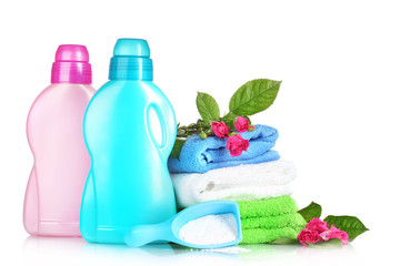 Obraz na płótnie Canvas Detergent w proszku do prania i ręczniki na białym
