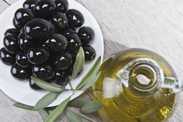 Plakaty  Plato de aceitunas negras aliñadas con aceite de oliva.