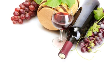 Papier Peint photo Vin baril, bouteilles et verre de vin et raisins mûrs isolés