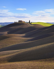 Fototapeta na wymiar Toskania, krajobrazu wiejskiego. Wzgórz, gospodarstw wiejskich, drzewo