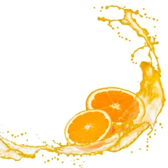 Foto op Plexiglas Opspattend water Sinaasappelschijfjes met splash geïsoleerd op wit