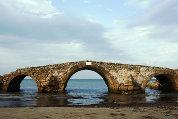 Fototapeta na wymiar Ruiny mostu na greckiej wyspie Zakynthos