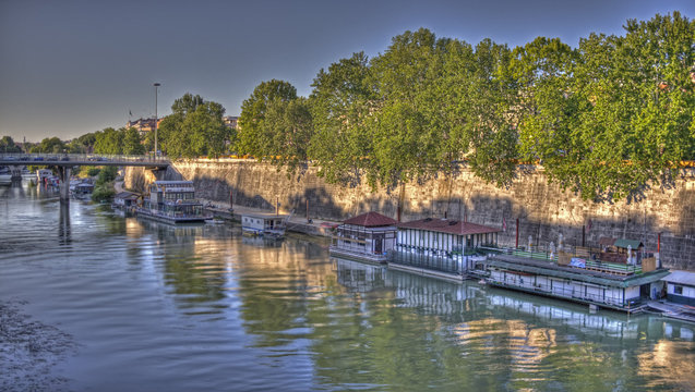 Roma, fiume Tevere, panorama e banchina