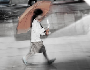 Kind mit Regenschirm, unscharf