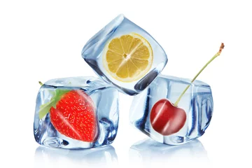 Foto op Plexiglas anti-reflex Fruit in ijsblokjes over wit © Lukas Gojda