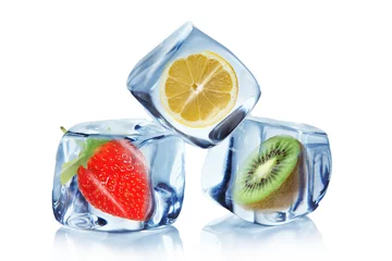 Foto auf Acrylglas Früchte in Eiswürfeln auf weiß © Lukas Gojda
