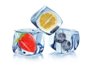 Plexiglas foto achterwand Fruit in ijsblokjes over wit © Lukas Gojda