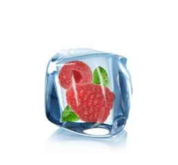 Foto op Plexiglas Fruit in ijsblokjes over wit © Lukas Gojda