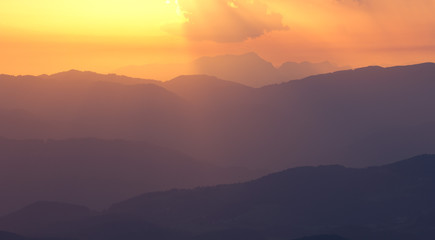 Sonnenuntergang im Gebirge