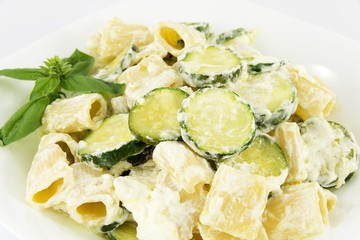 mezze maniche con zucchine e philadelphia