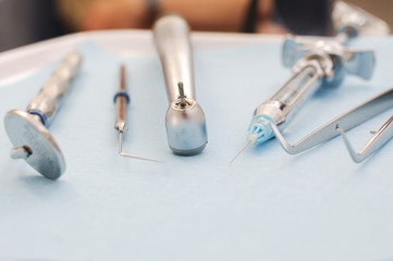 Instrumente Beim Zahnarzt mit Bohrer