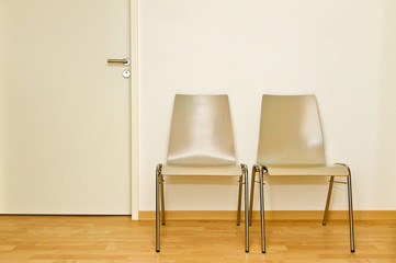 Stühle und Tür