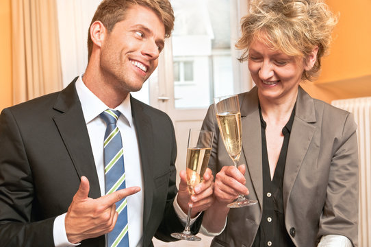 Teamplayer sto&szlig;en mit Champagner an, Gesch&auml;ftserfolg, Rendezvous