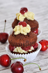 Cupcakes mit Kirschen und Vanillecreme