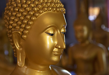 Статуя Будды. A statue of Buddha.