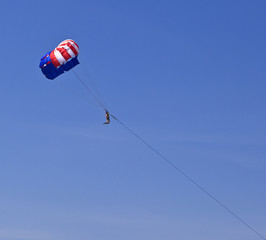 Парашютист в небе. A jumper in the sky.