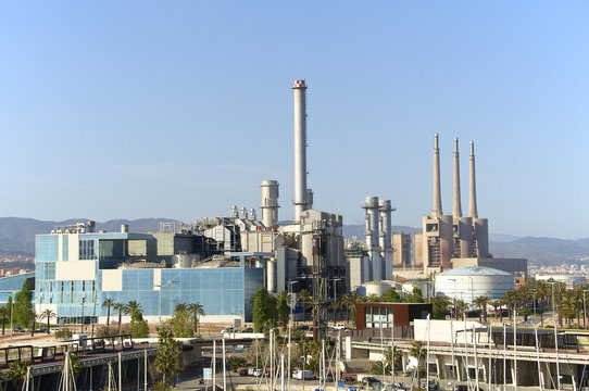 Das neue Wärmekraftwerk in San Adrián de Besós Barcelona. Im Hintergrund das Wärmekraftwerk von San Adrián las tres chimeneas