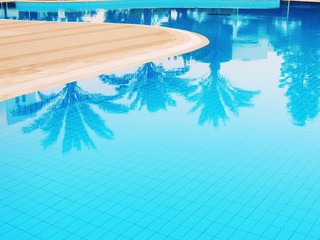 Spiegelung im Pool