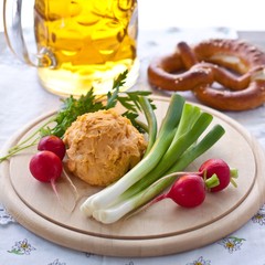 Obatzda mit Radieschen und Frühlingszwiebeln