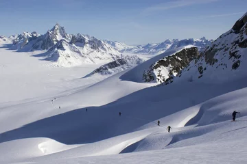 Photo sur Plexiglas Cercle polaire Montée à ski sur pente crevassée et paysage glaciaire infini.