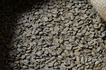 ungeröstete Kaffeebohnen im Jutesack