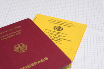 Reisepass und Impfbuch