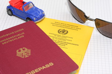 Reisepass mit Impfbuch und einem Auto