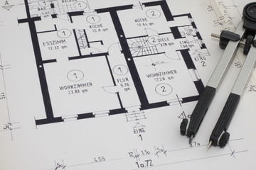 Bauplan mit einem Zirkel