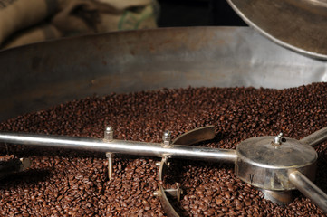 Kaffeerösterei - Kaffeebohnen in der Kaffeeröstmaschine