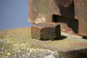 Gros boulon rouillé