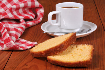 Tasse de café et quatre-quarts
