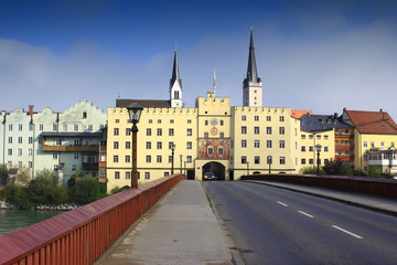 Fototapeta na wymiar Wasserburg am Inn, Brucktor und Innbrücke