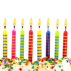 Brennende Geburtstagskerzen auf Torte