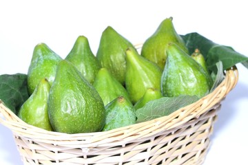 fichi dentro a cestino di vimini