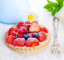 Strawberry tart dusted with sugar