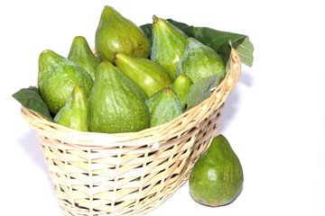 fichi dentro a cestino di vimini