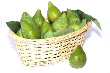 fichi dentro a cestino di vimini