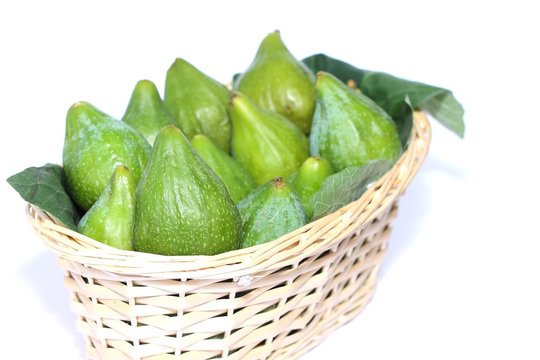 fichi dentro a cestino di vimini