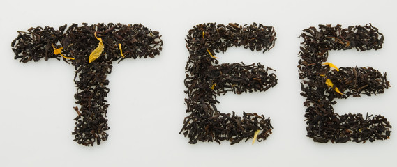 Tee in Großbuchstaben