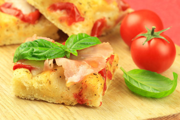 Fototapeta na wymiar Focaccia z szynką i pomidorami